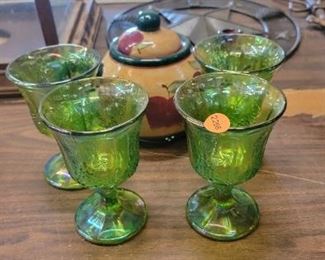 GREEN GLASSES & APPLE TEA POT