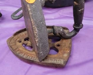 CAST IRON TRIVET & PRESS