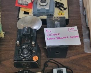 LOT OF VINTAGE CAMERAS