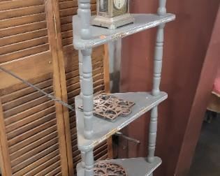 SHELF W/ PRINT & DECOR