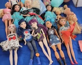 LOT OF BARBIES