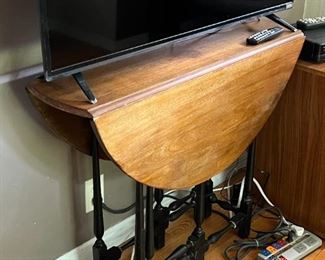 Drop leaf gate leg table, 3' diameter