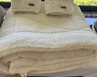 Full/Queen UGG Blanket and 2 Shams