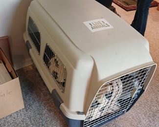 Large dog pet kennel on wheels