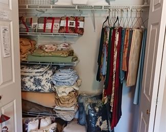 Linens and tablecloths like new condition some of them