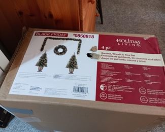 Four piece Garland Reese and tree Christmas set
