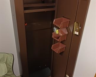 Locking gun cabinet