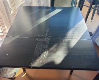 Expandable dining room table