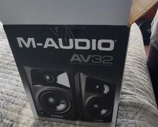 M-Audio AV32