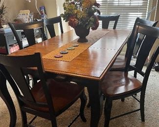 Beautiful Dining Table with 6 Chairs
Picture 1 of 2