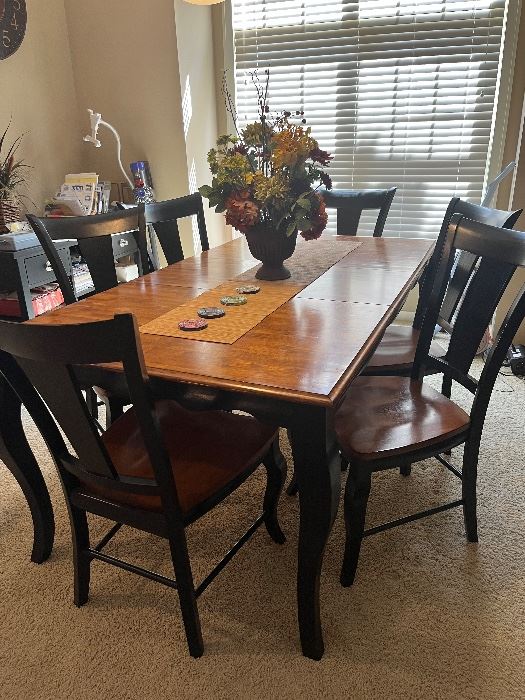 Beautiful Dining Table with 6 Chairs
Picture 1 of 2