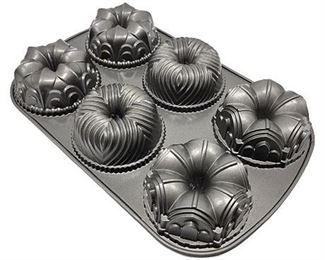 Nordic Ware Garland Bundtlette Baking Pan