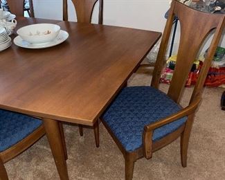 Broyhill Mid-Century Dining Room Table with 1 Leaf and 6 Chairs