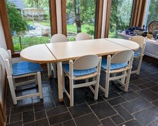 LOT 301 - GANSGO MOBLER TABLE WITH TWO DROP LEAVES AND 6 CHAIRS