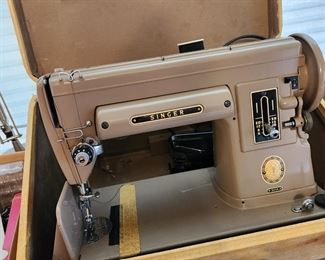 Vintage Singer Sewing Machine in Case