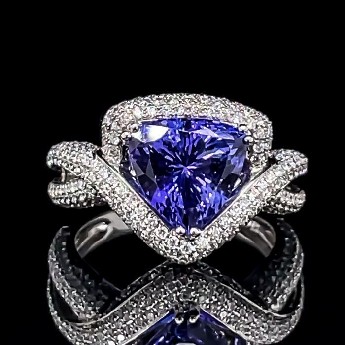 Captivating 5.45 CARAT Blue-Violet Tanzanite & Diamond Ring in18 White Gold. Exceptional Ring