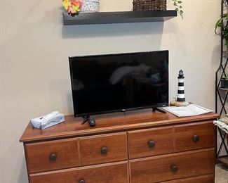 Chest of Drawers, 32” TCL/Roku Television with remote