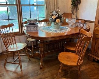 Oak Dining Room Table - 6 Chairs - one leaf - LIKE NEW!