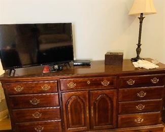 we have televisions, DVD  players  and printers PLUS this perfect sized dresser