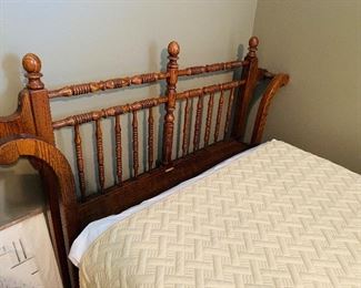 headboard of antique style twin beds