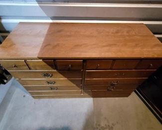 Oak waist high double dresser - 10 drawers (missing 4 knobs and 2 knockers) TOP
10-4570-P 20-0679
48x19x30