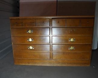 Oak waist high double dresser - 10 drawers (missing 4 knobs and 2 knockers) FRONT
10-4570-P 20-0679
48x19x30