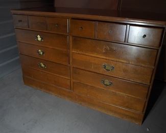 Oak waist high double dresser - 10 drawers (missing 4 knobs and 2 knockers) FRONT
10-4570-P 20-0679
48x19x30

