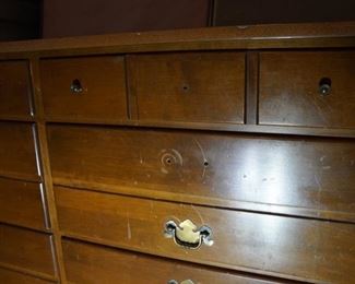 Oak waist high double dresser - 10 drawers (missing 4 knobs and 2 knockers)
10-4570-P 20-0679
48x19x30