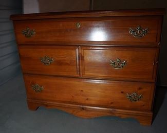 Waist high single dresser (not ethan allen)
40x17x32
