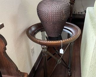 This round side table provides a nice support for the decorative vase.