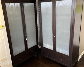 This picture clearly shows what looks like a tri-fold screen but are a pair of cabinets.