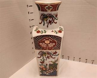 Imari porcelain vase approx 10" tall
