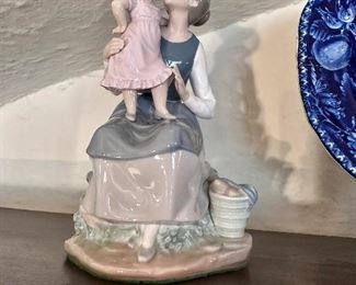 Nao Lladro figurine, "The Pampering Mother".