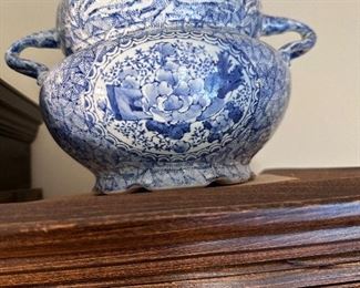 Chinoiserie blue & white cache pot.