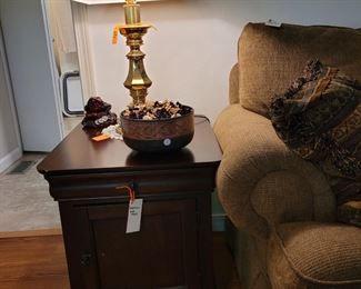 Broyhill End Table with Magazine Rack