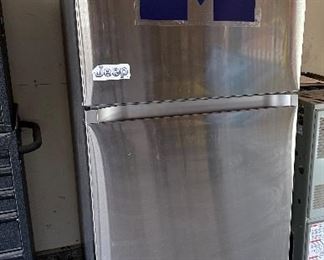 Samsung Refrigerator
Model RT18M6213SR
Dual Cooling