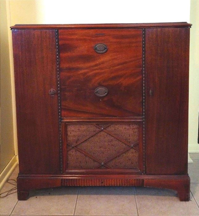 1949 Victrola Radio and Record Player