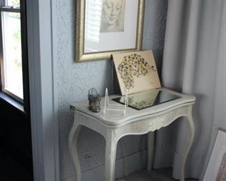 Shabby chic flip top table