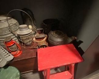 Cast iron pot & tea kettle 