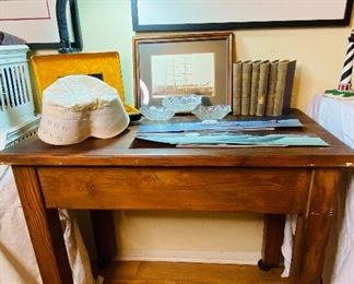 Small oak desk/table 