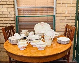 Oak dining table, a nice antique
