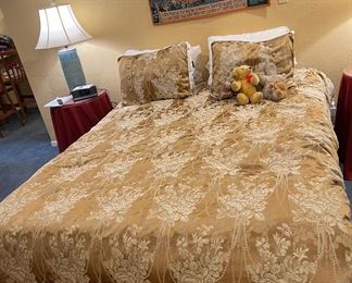 Queen Bed, Golden Floral Comforter
