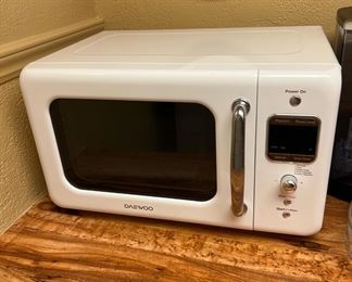 Daewoo Countertop Microwave - KOR-7LRE