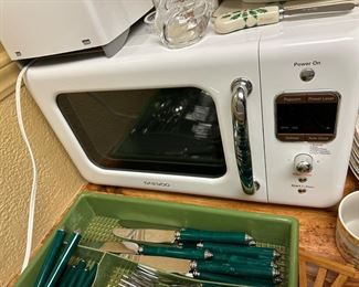 Daewoo Countertop Microwave - KOR-7LRE