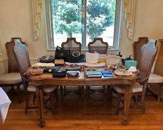 DINING TABLE W/2 LEAFS & 6 CHAIRS