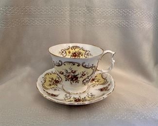 ROYAL ALBERT TEACUP
