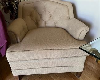 UPHOLSTERED ACCENT CHAIR