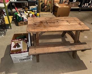 CHILDREN’S PICNIC TABLE 