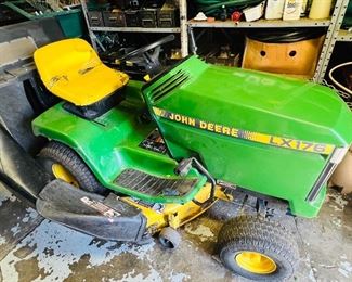 John Deere LX176 Riding Lawn Mower with Bagger 