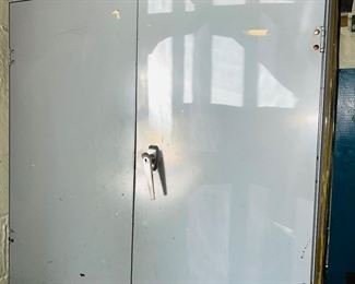 Metal Cabinet with Pull Drawers 